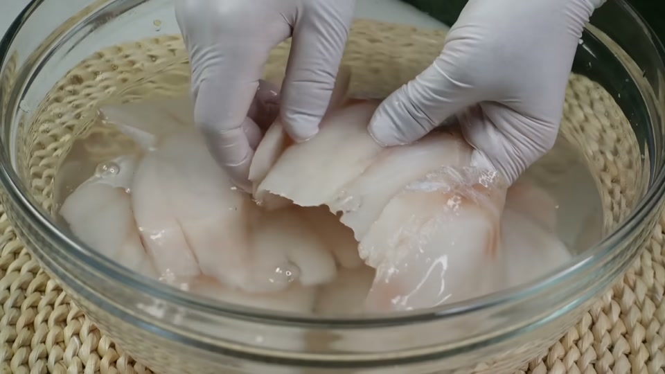 동태포를 소금물에 담그는 장면
