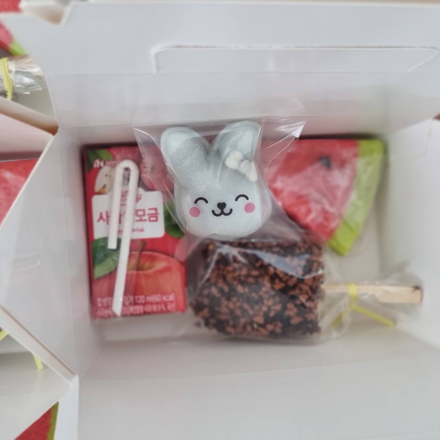 답례품 상자 구성(음료수, 개별포장된 바람떡, 수박바떡, 돼지바떡)