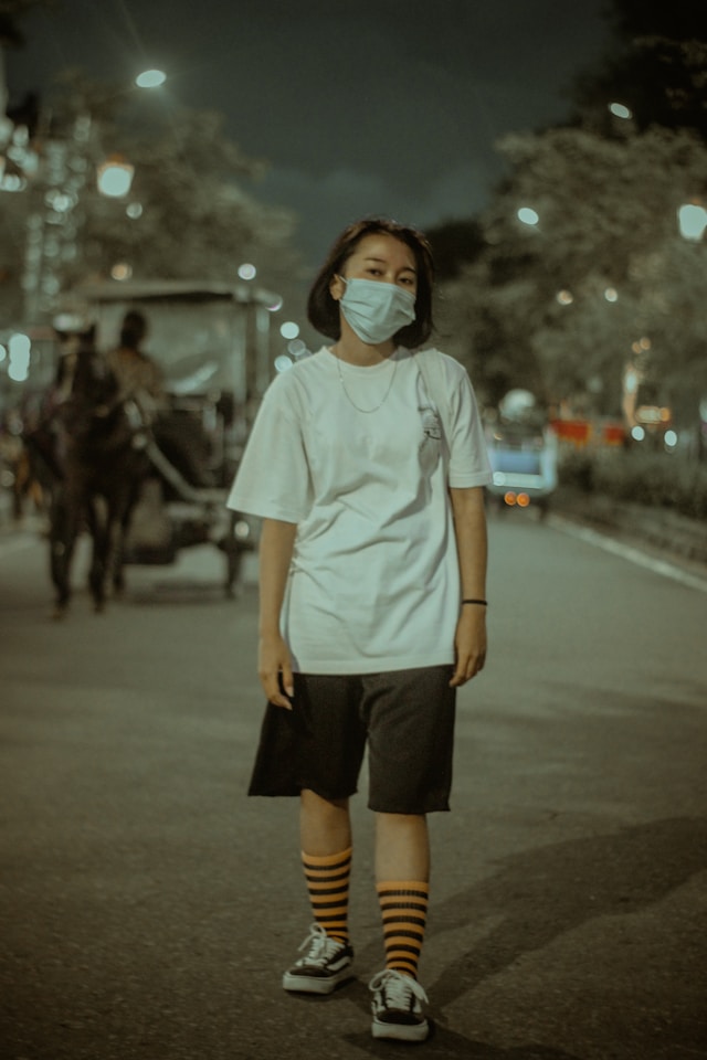 비염때문에 힘들어하는 소녀 사진