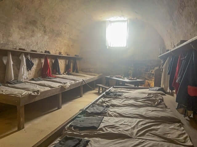 감옥꿈, 감옥에 갇힌 꿈, 감옥에서 고문 당하는 꿈, 감옥에 관련된 꿈해몽