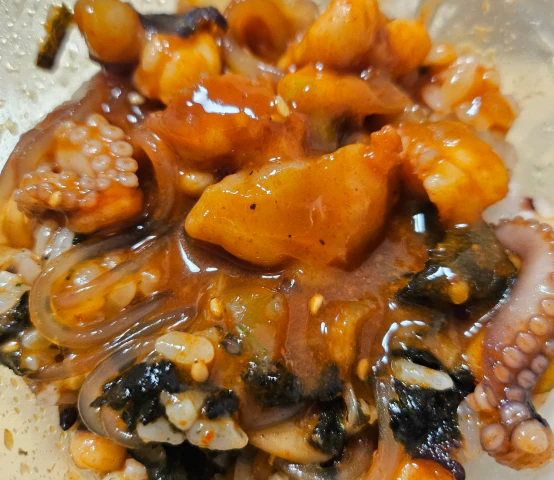 주꾸미볶음에 김가루 넣고 밥과 비빔