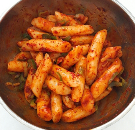 한국의 떡 종류 기름떡볶이-버무린 떡을 먹어보고 간은 간장으로 맞춰준다.