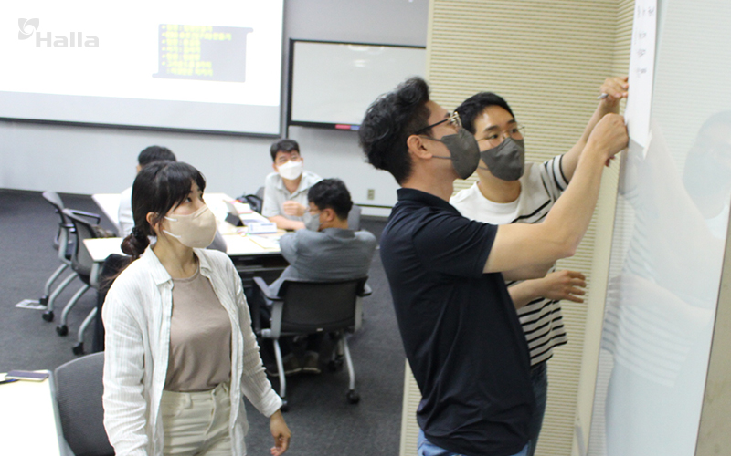 사회공헌 운영 전략 수립을 진행하는 사회공헌활동 담당자들