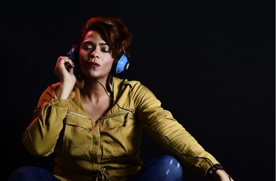 휴식을 취하며 음악을 듣고 있는 여성