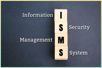 ISMS 또는 정보 보안 관리 시스템이라는 글자가 적힌 나무 큐브. 안전 관리 개념