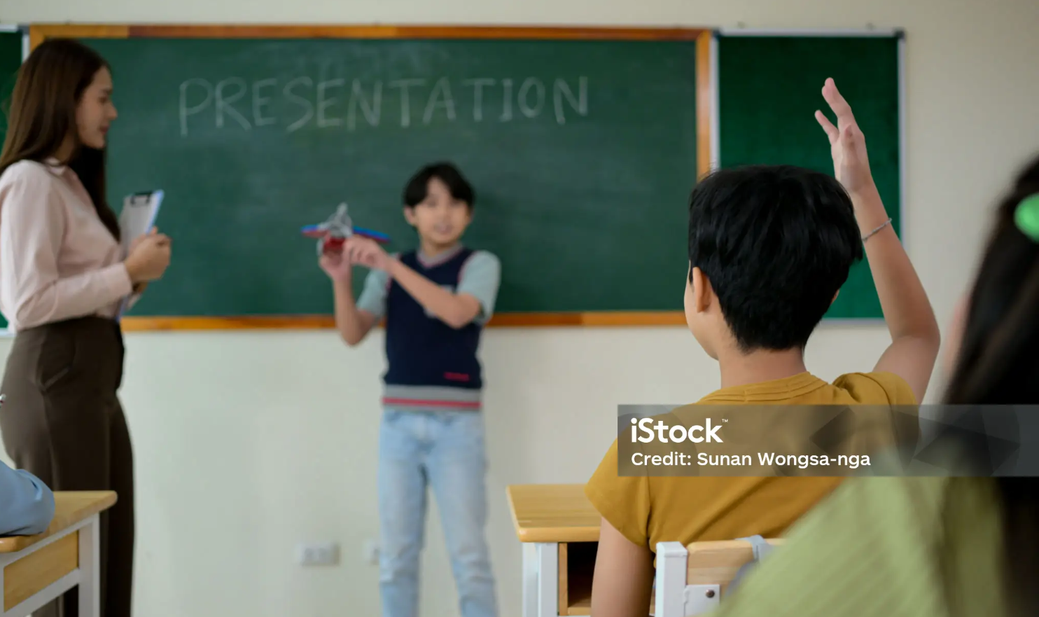 영어 수업 중인 초등학생