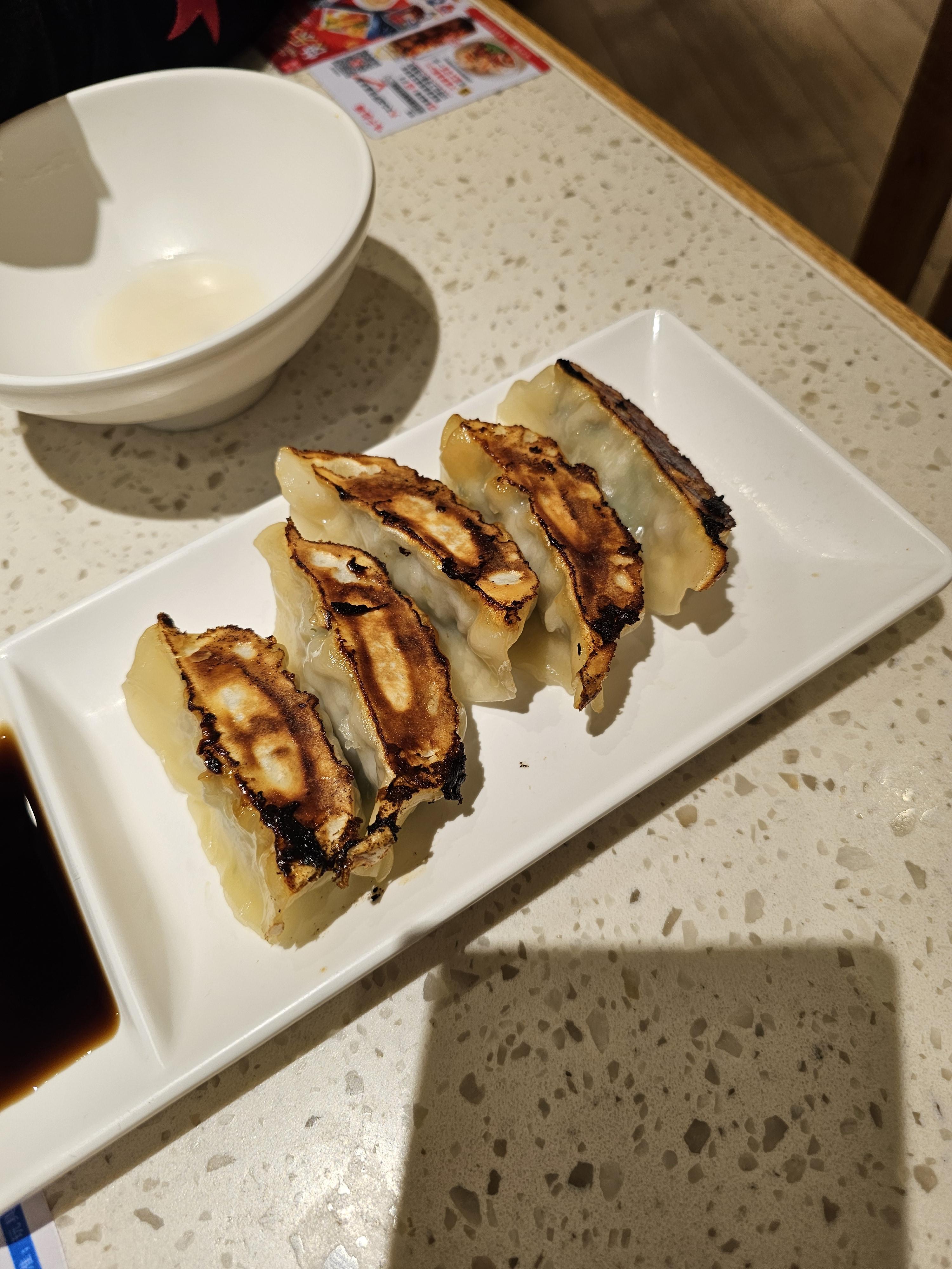 가라아케와 바닥만 살짝 구워낸 만두