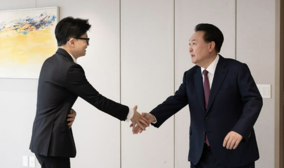 윤석열 대통령이 29일 서울 용산 대통령실 청사에서 한동훈 국민의힘 비상대책위원장과 오찬에 앞서 악수하고 있다. 2024.01.29. [사진=대통령실]