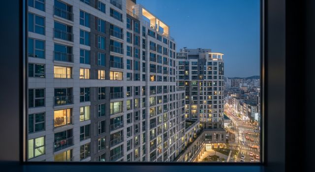 창밖으로 보이는 서울 시내 아파트 단지 전경