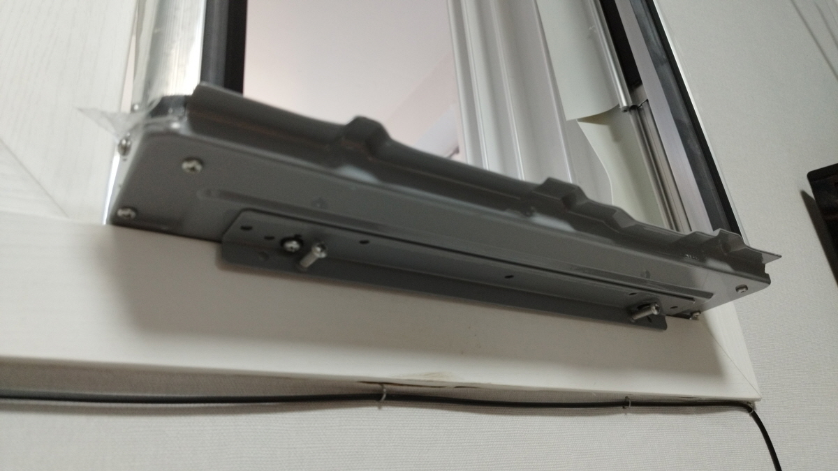 창틀 보호용 플레이트 설치