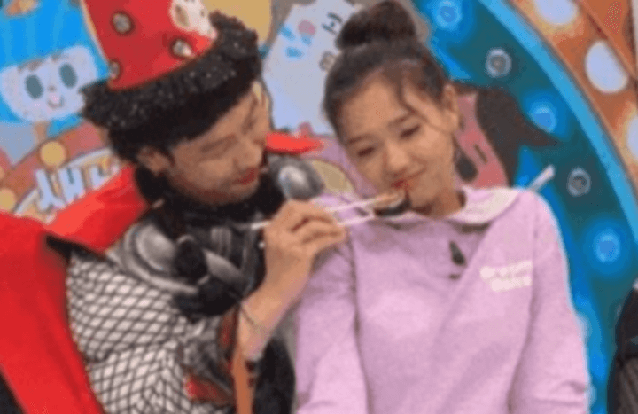 채연에게-억지로-김밥을-먹이는-박동근