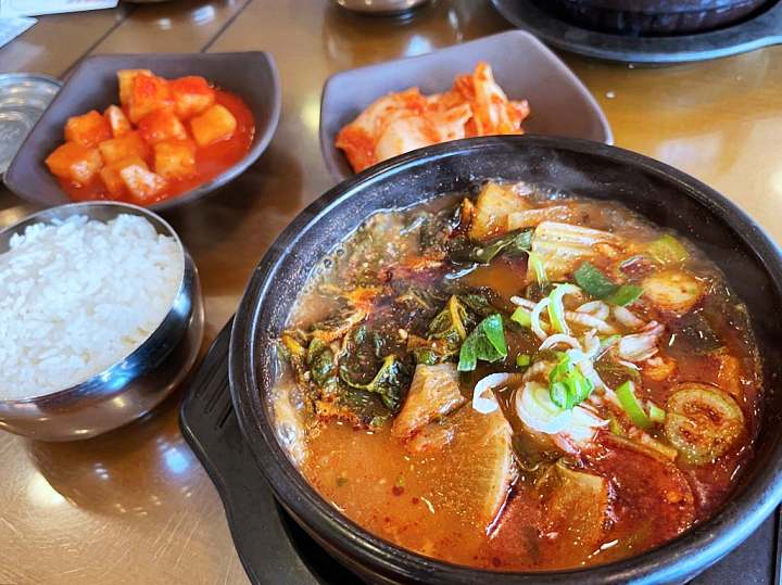 경복궁역 인왕산 맛집 추천 생방송투데이 1++ 한우가 한가득 소고기 국밥 양념 돼지갈비 6천원 한우국밥 오늘방송 맛있GO 싸다GO