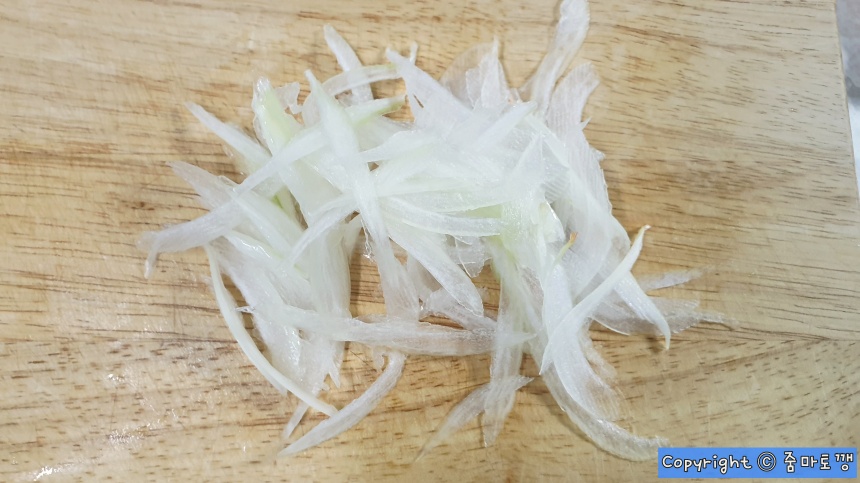 얇게-썰어진-양파