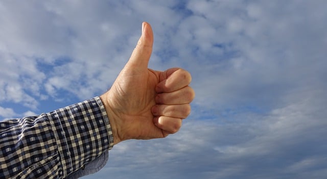 하늘과 엄지 척 최고