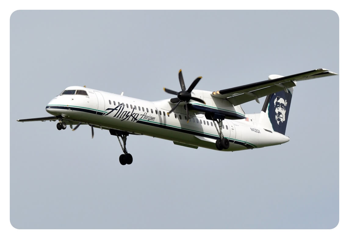 알래스카항공 Alaska Airlines DHC-8 비행기가 이륙하는 모습을 찍은 사진