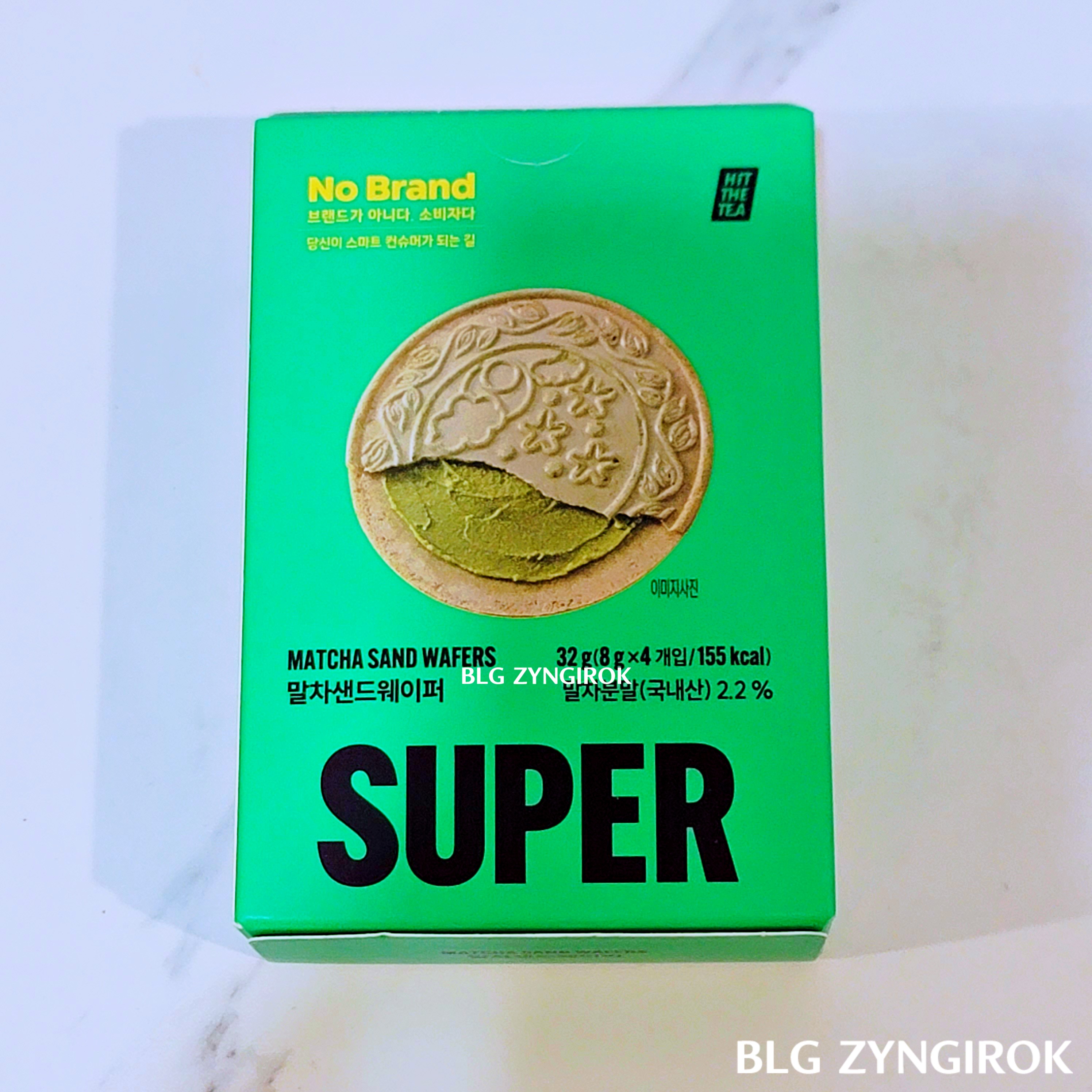 노브랜드 말차 샌드 웨이퍼가 테이블 위에 놓여있다.