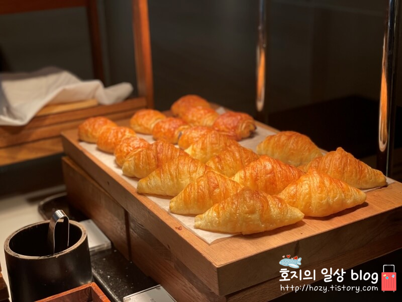 방콕 코트야드 메리어트 에어포트 조식당_빵
