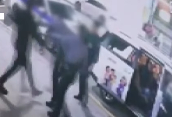 지난달 공무집행방해로 체포된 외국인은 경찰이 자신을 발로 차고, 전기충격기(테이저건)를 쓰는 등 과잉 진압했다고 호소하고 있다. 사진은 체포 당시가 경찰이 A씨를 밀치는 장면. [사진=YTN]