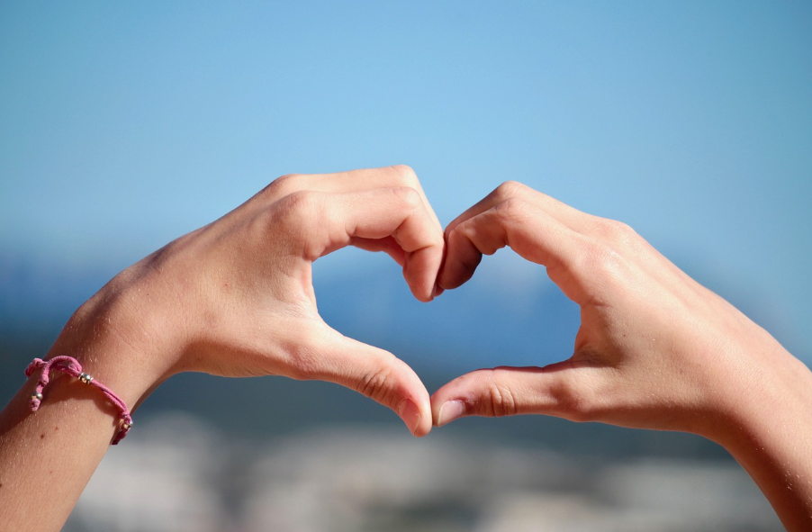 사랑에 빠지는 과정: 심리학적으로 분석해보기