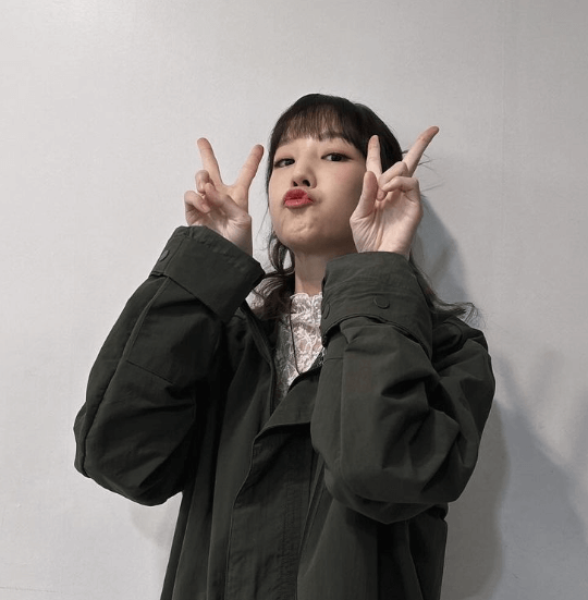 박보람이-최근에-인스타그램에-올린-사진으로-야상을-입고-양손으로-브이-표시를-한-채-입을-내밀고-있는-장난끼-많아-보이는-사진