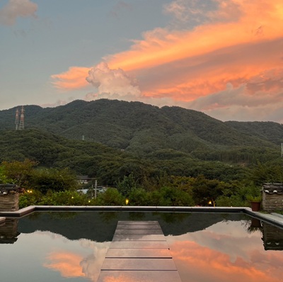 포공영 카페의 연못에서 바라본 노을의 모습
