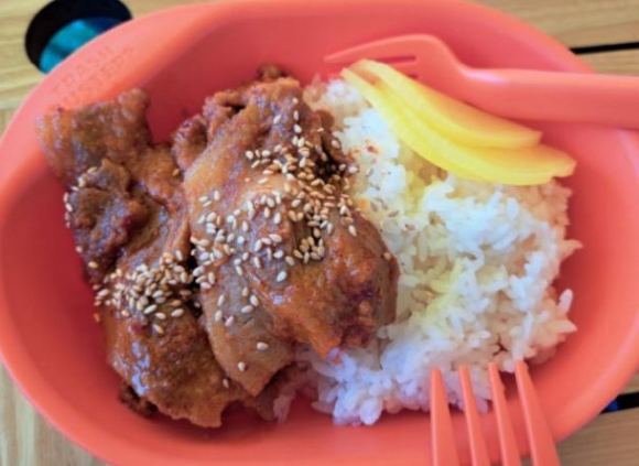 서울의 대표적인 벚꽃축제인 '여의도 봄꽃축제'에서도 '바가지 음식 요금' 논란이 터졌다. 사진은 지난 2일 해당 축제에서 1만원에 판매되고 있다는 제육덮밥. [사진=온라인 커뮤니티 캡처]