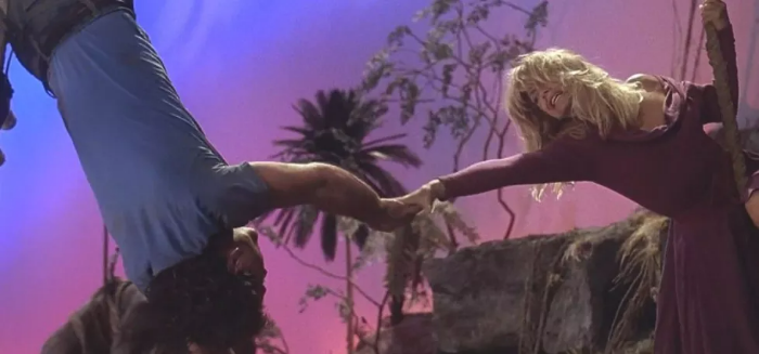 거꾸로 매달린 멜깁슨과 그의 손을 잡으려는 골디혼