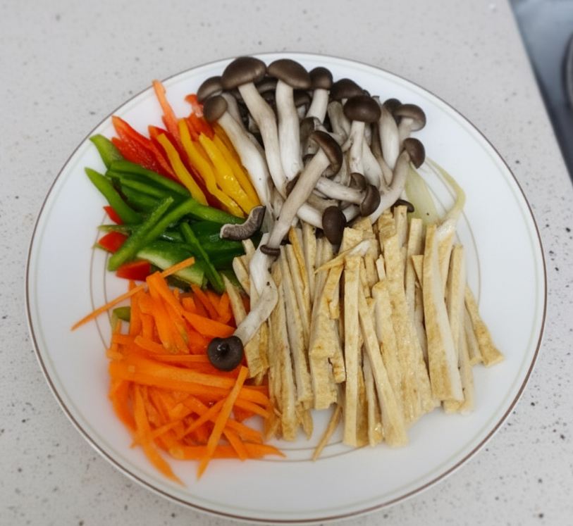 어묵, 당근, 버섯 등 채소가 접시에 담겨 있다.