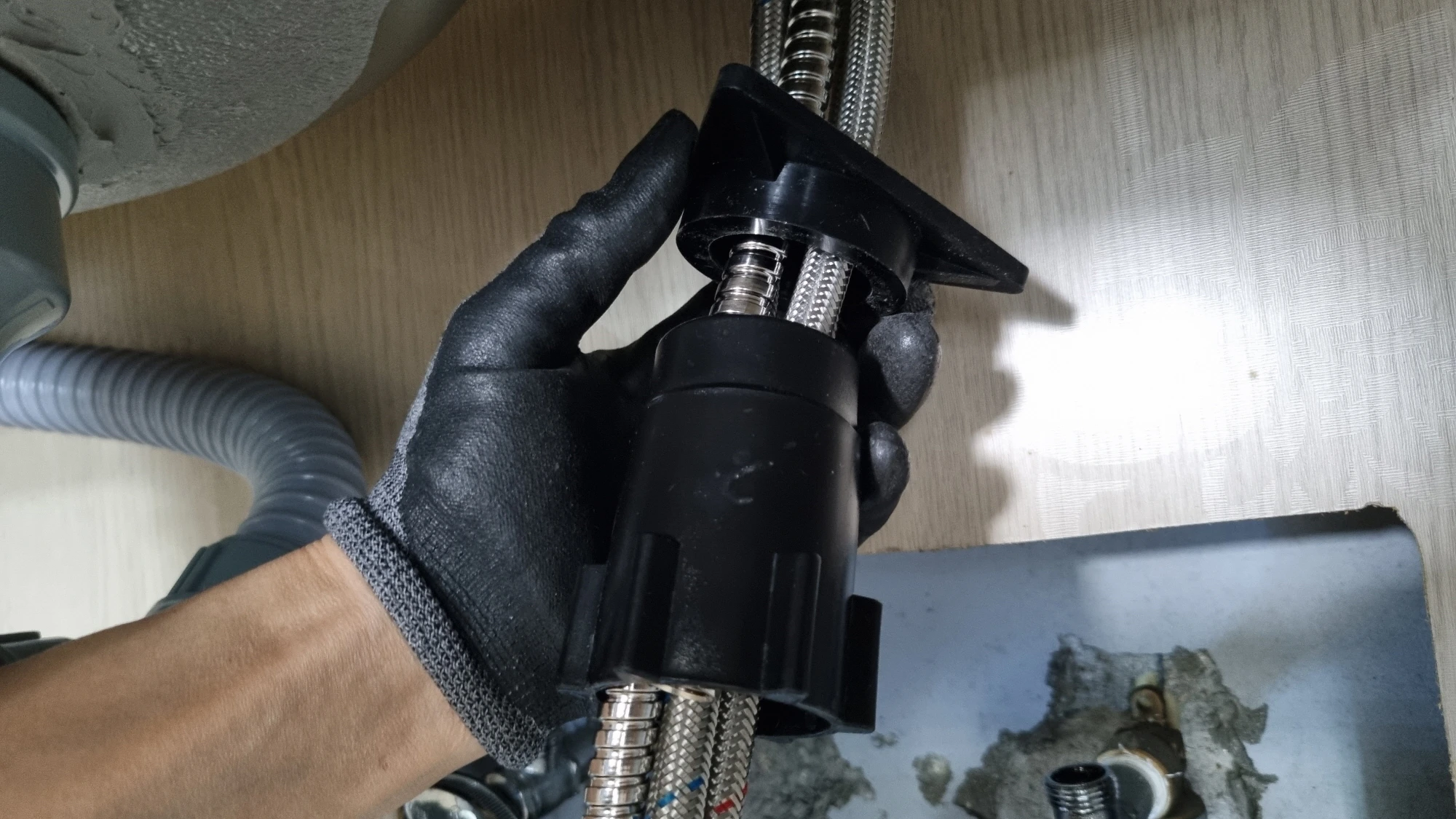 수전 고정 파이프 끼우는 모습