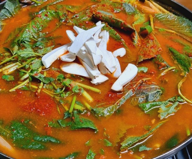 고추장과 한방육수가 들어간 6시내고향 문경 민물매운탕