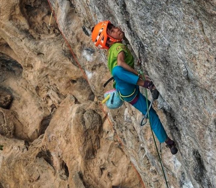 지헹치우가 클라이밍을 하는 사진