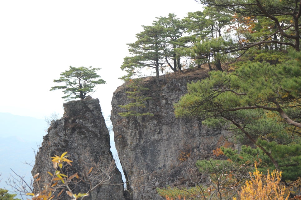 100대 명산 등산하기 첫번째 봉화 청량산은 소금강이라 불릴 만큼 아름다운 암봉과 깊은 계곡&amp;#44; 고요한 사찰 청량사가 조화를 이루는 경북 봉화의 대표 명산 
