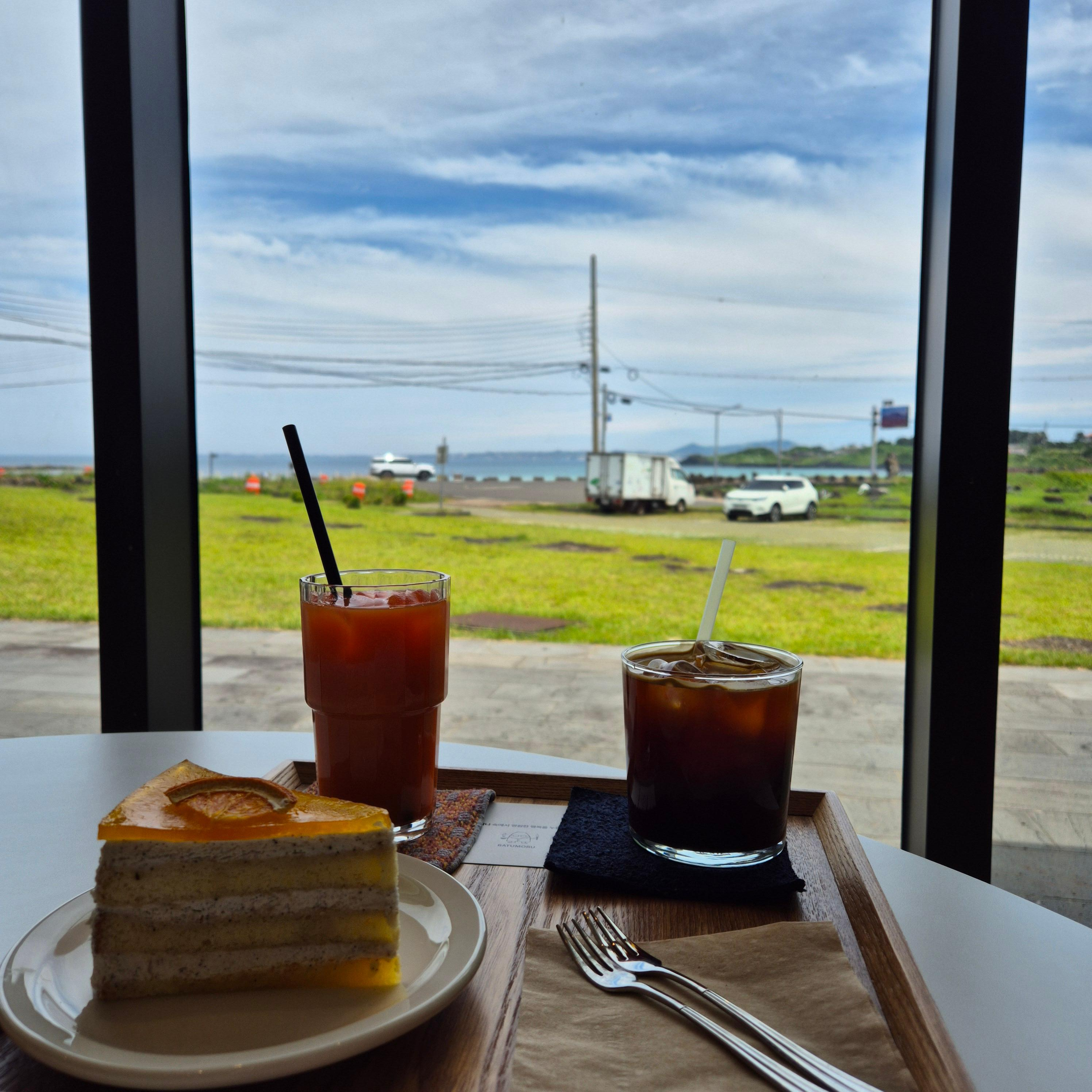 제주 바투모루 카페&amp;#44; 하도해수욕장 카페&amp;#44; 제주 당근주스&amp;#44; 제주 한라봉 케이크&amp;#44; 제주 아이스아메리카노&amp;#44; 제주 뷰맛집&amp;#44; 구좌 카페&amp;#44; 제주 브루잉카페&amp;#44; 제주 디저트카페&amp;#44; 제주 카페 추천