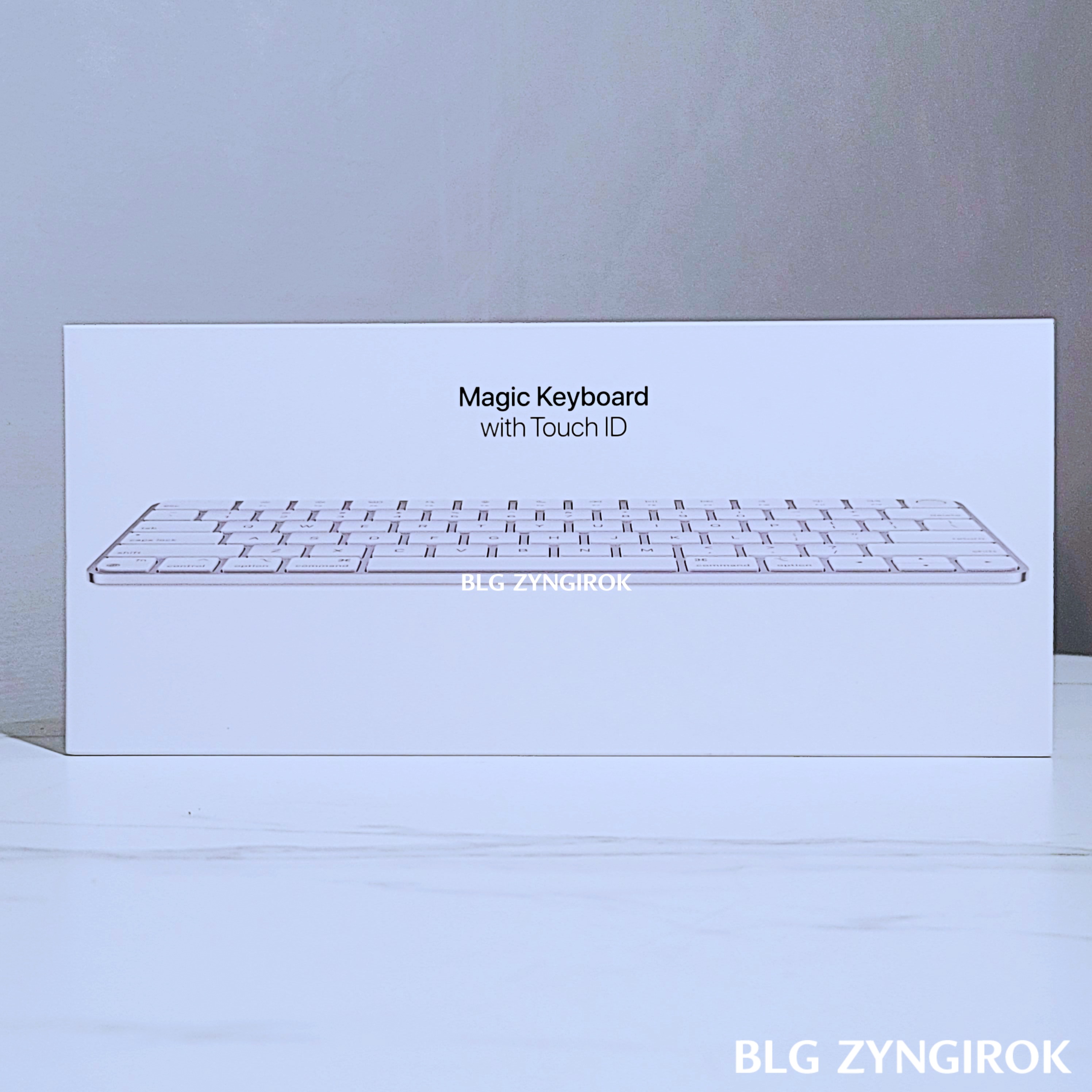 매직 키보드 상자가 테이블 위에 놓여있다.