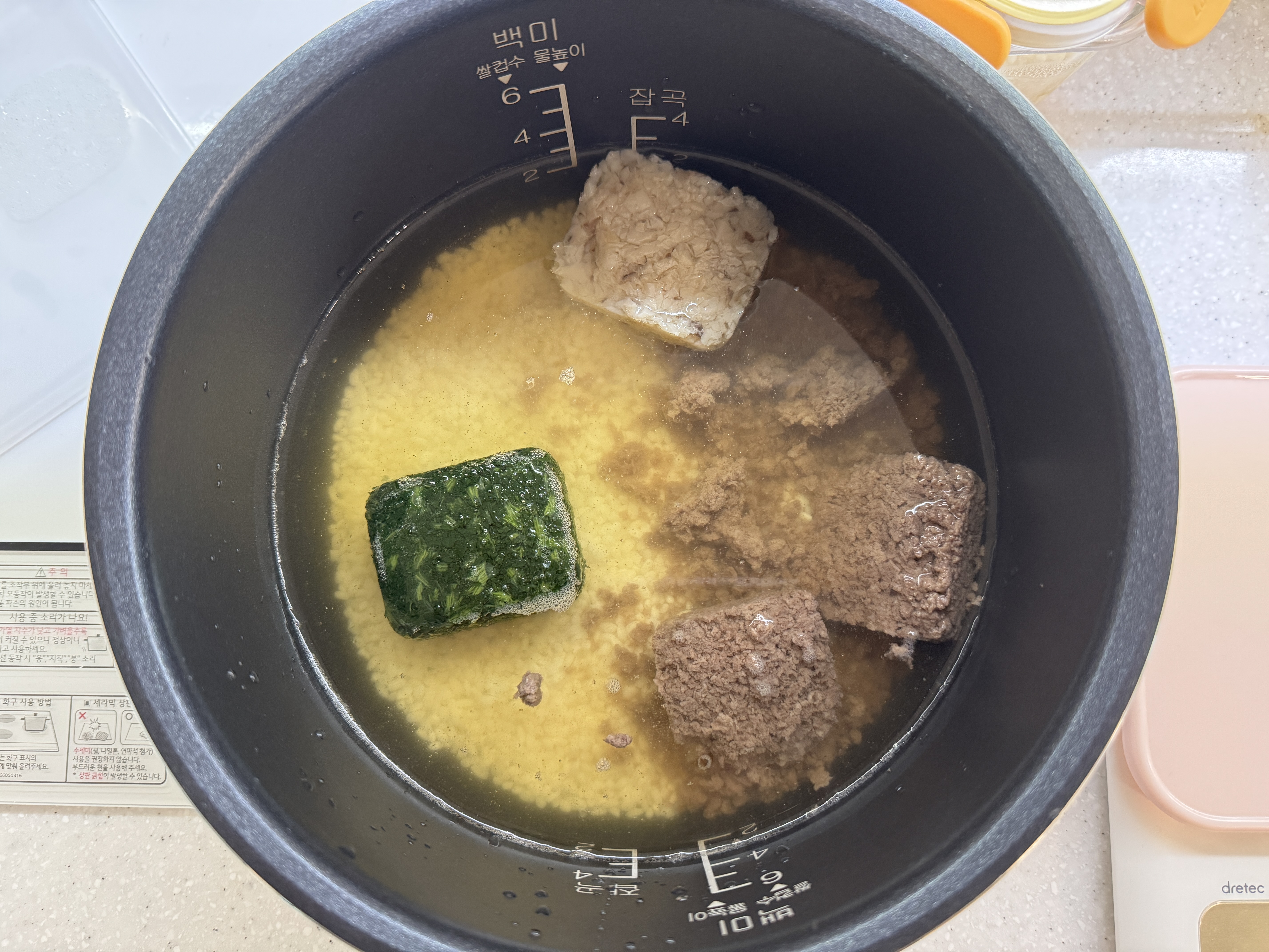 밥솥에 소고기 큐브, 비타민 채소 큐브, 버섯 큐브 넣은 사진