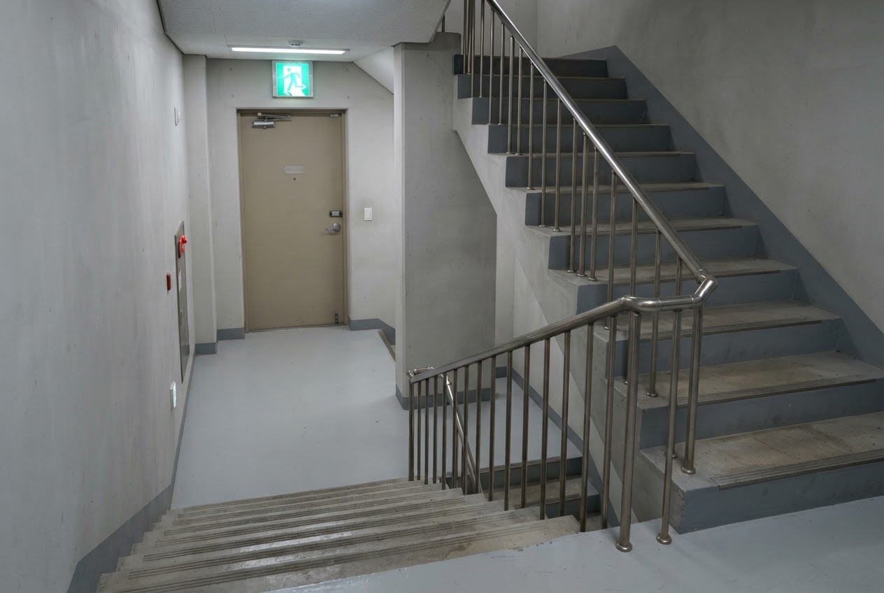 짐 없이 비워 둔 아파트 비상계단과 비상구