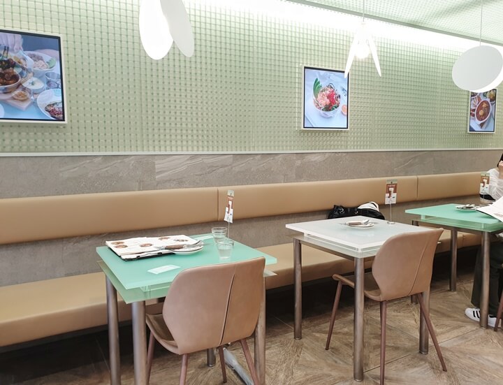 리틀넥-잠실점-그린-베이지의-색깔-배합의-인테리어가-눈에-돋보인다