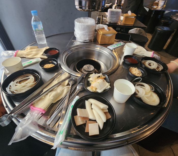 음식이 놓여져있는 테이블