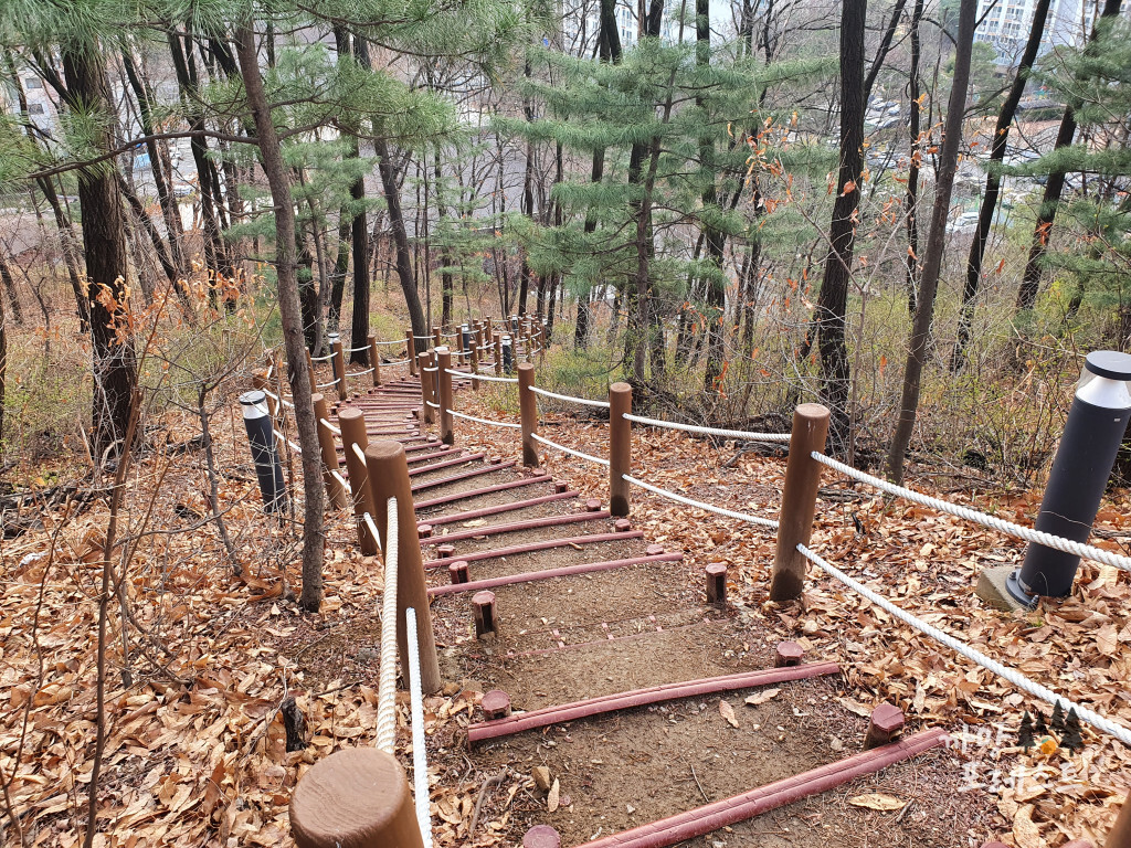 동학산 경사로