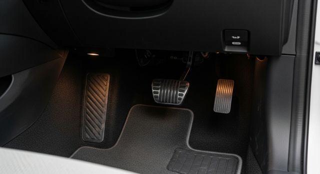 기본 자동차 엑셀 페달과 브레이크 페달 구성 모습