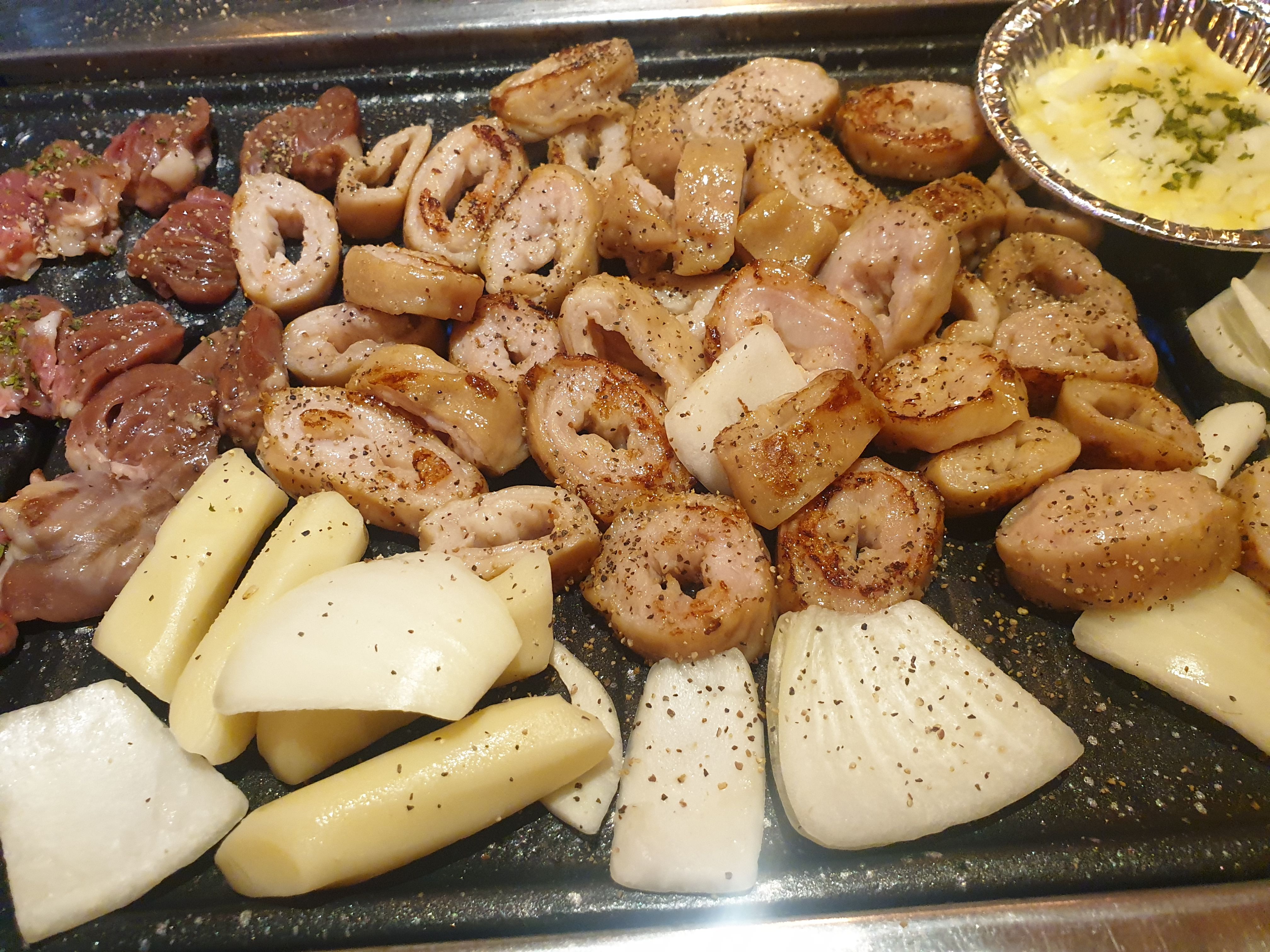 불판의위 막창과 양파&amp;#44; 떡