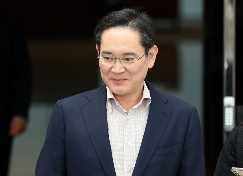 일본 출장을 마친 이재용 삼성전자 회장이 9일 서울 강서구 김포비즈니스항공센터(SGBAC)로 귀국하고 있다.