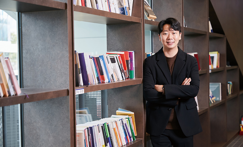 팔짱 낀 채 서 있는 박장원 매니저