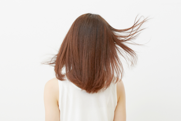 머리카락이 날리는 여성