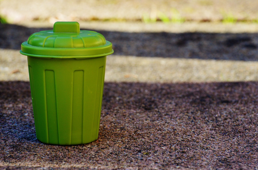 귤껍질 음식물쓰레기 : 연두색의 분리배출 음식통이 놓여있다