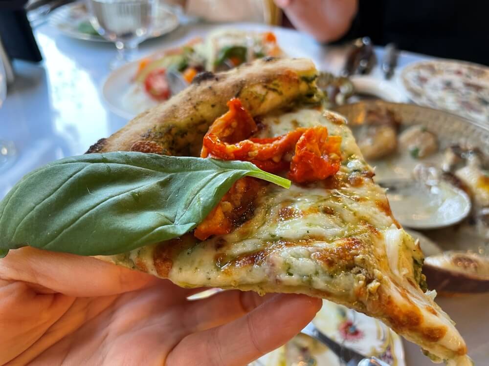 광교 더 유로피언 - 바질 부라타 치즈 피자 조각