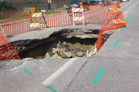 인의적인-싱크홀