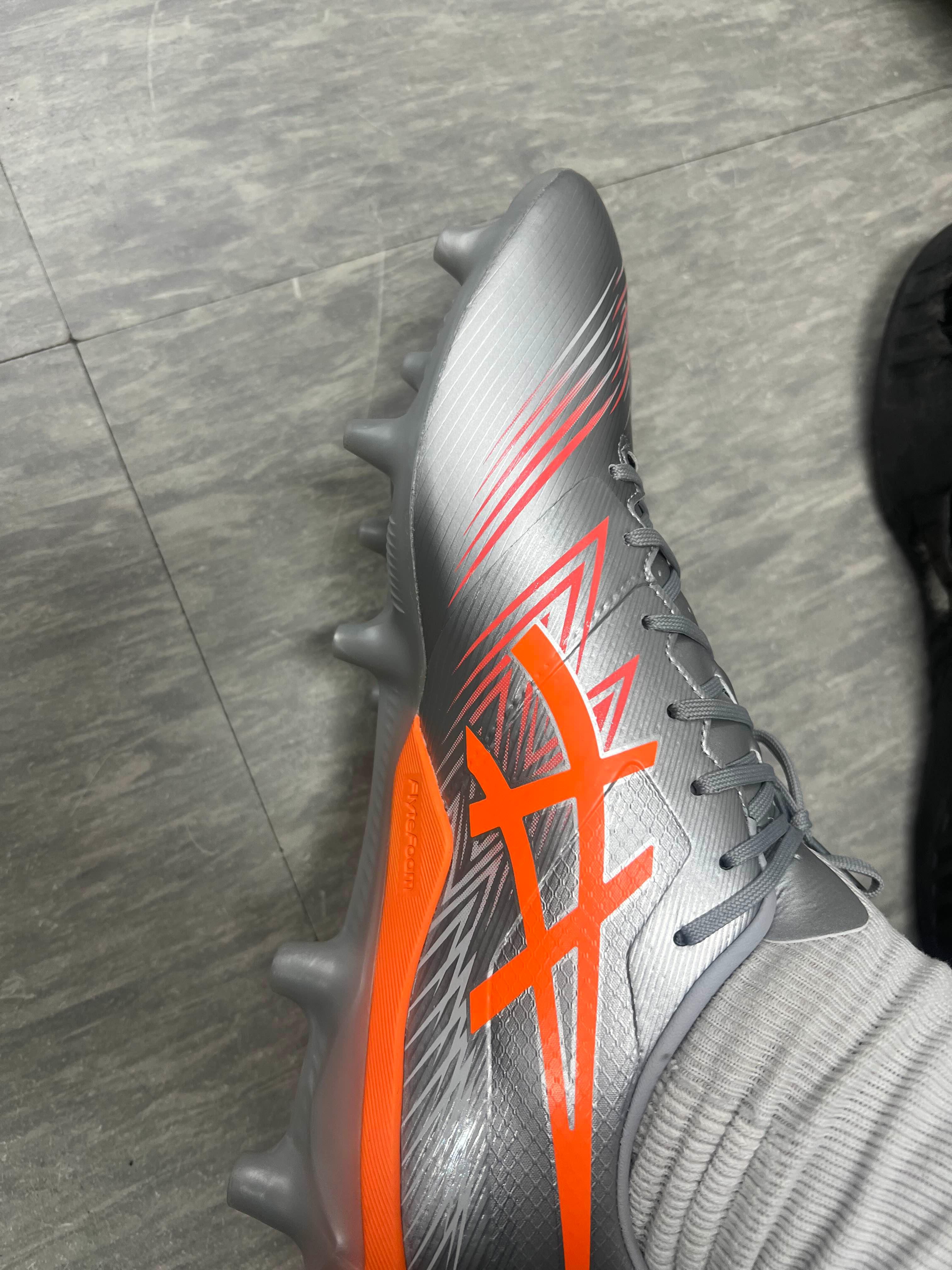 주홍색연구 아식스 스위프트 스트라이크 축구화 소개 이미지