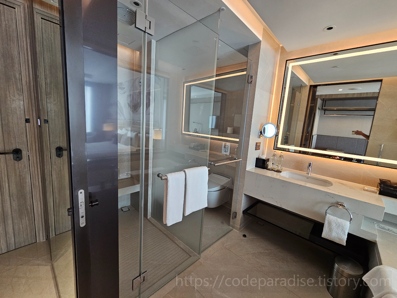 ํธํ
์ฌ์ง