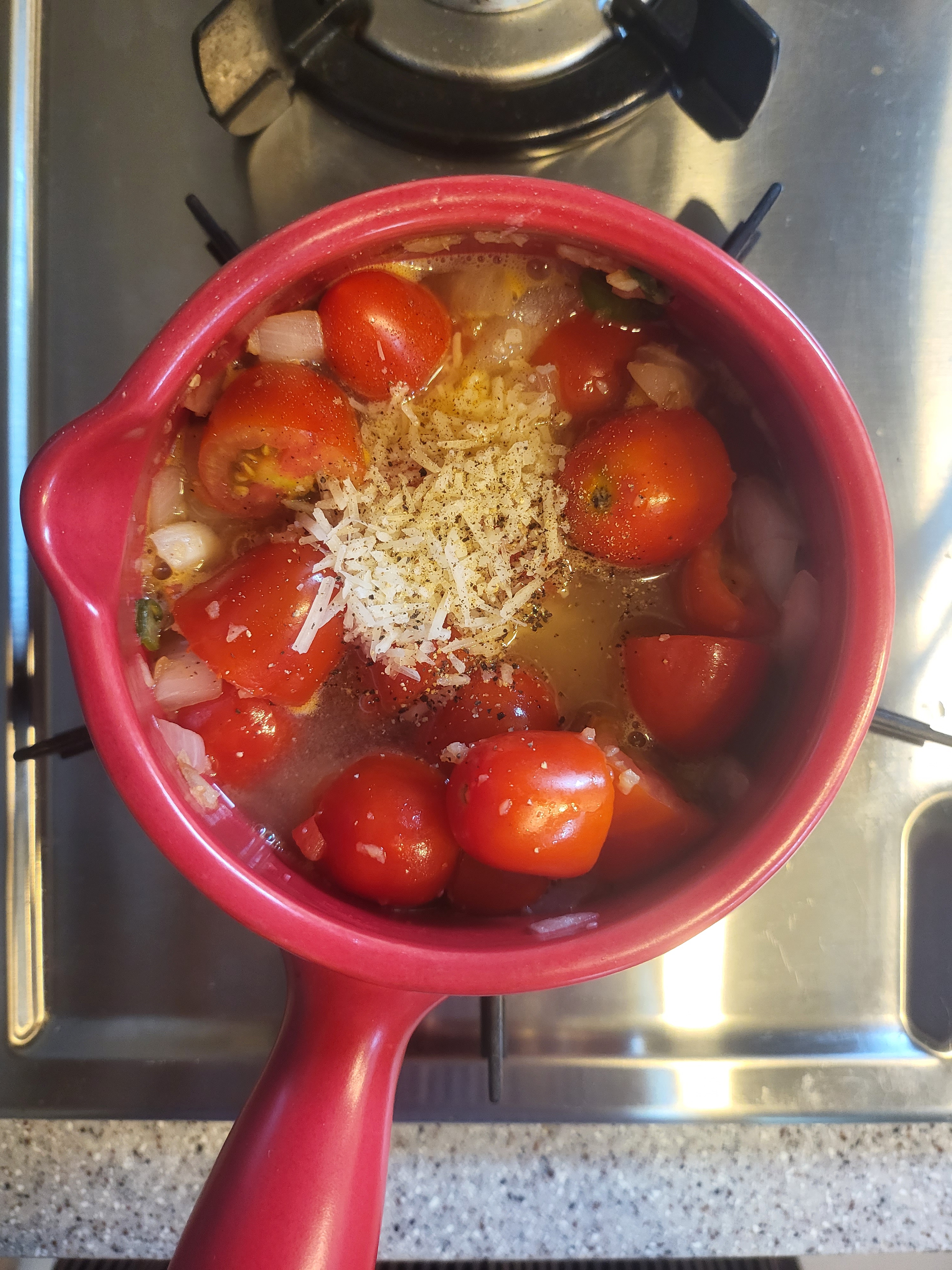 물, 파마산, 통후추 간것 넣기